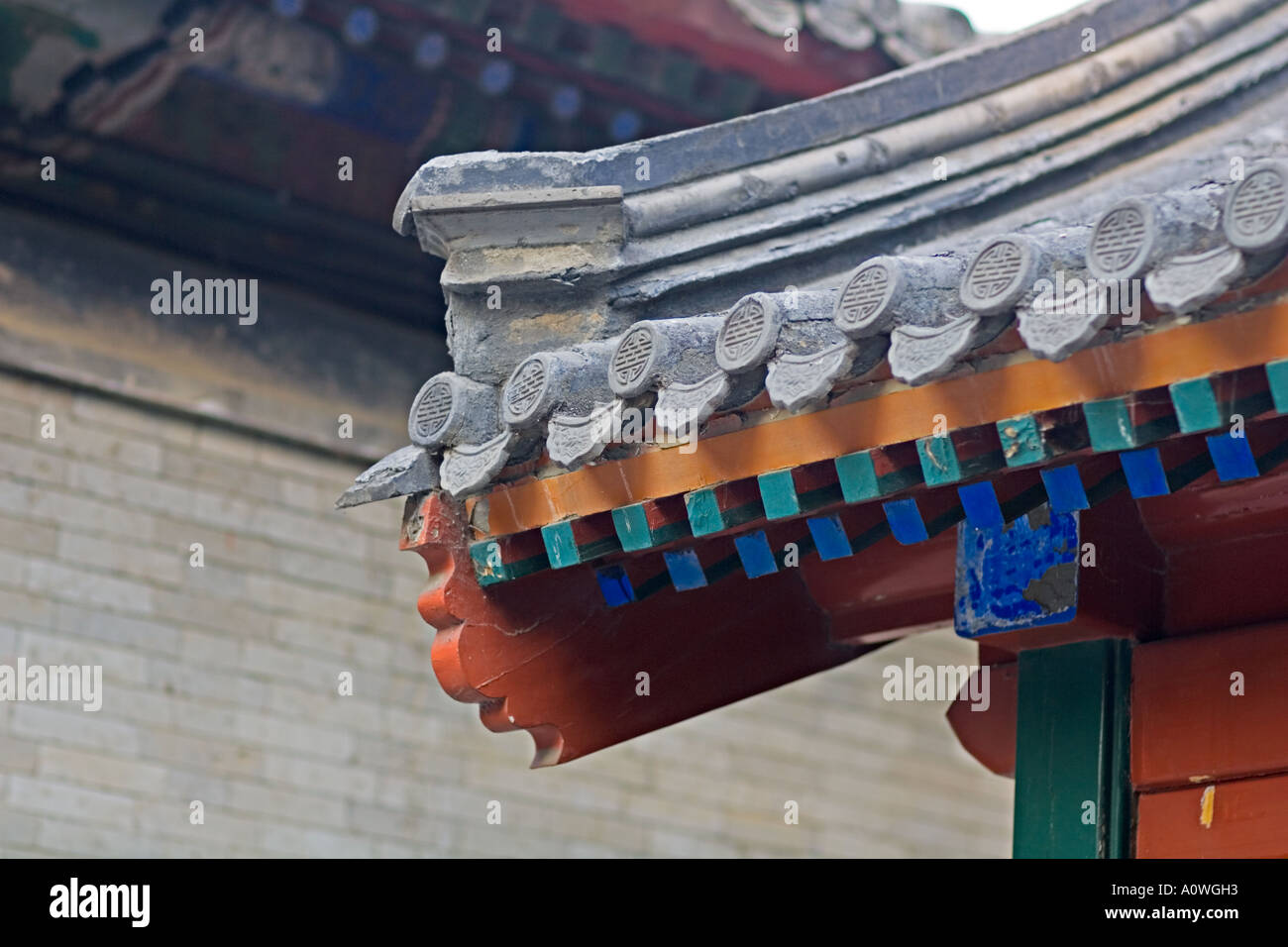 Chine Pékin l'été 9 Minzu Yuan Palance, Détail des sculptures et peintures sous les gouttières et sur le toit de tuiles Banque D'Images