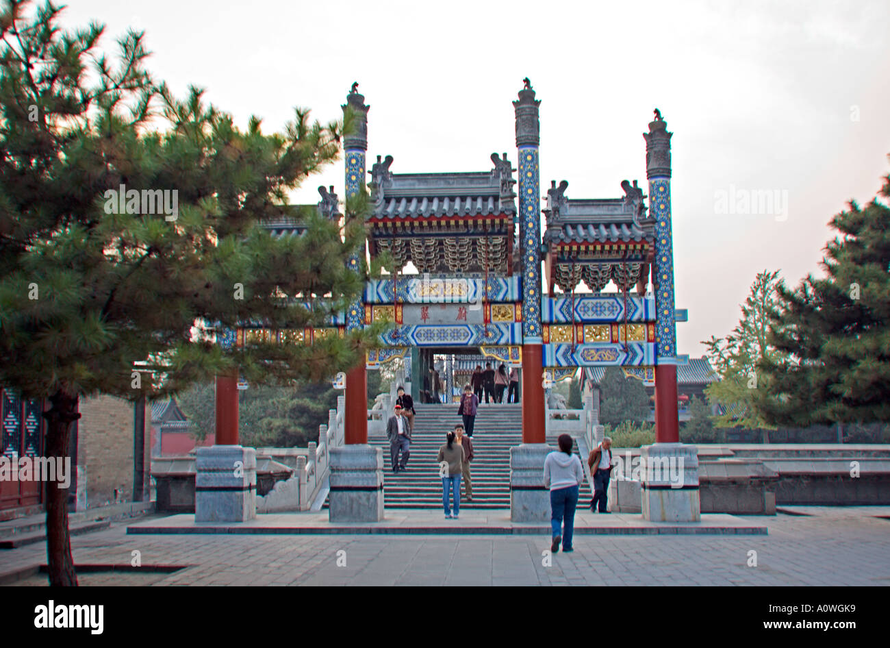 Chine Pékin Palais d'été les touristes et les 9 Minzu Yuan de visiteurs franchissent les portes peintes de couleurs vives près du lac Banque D'Images