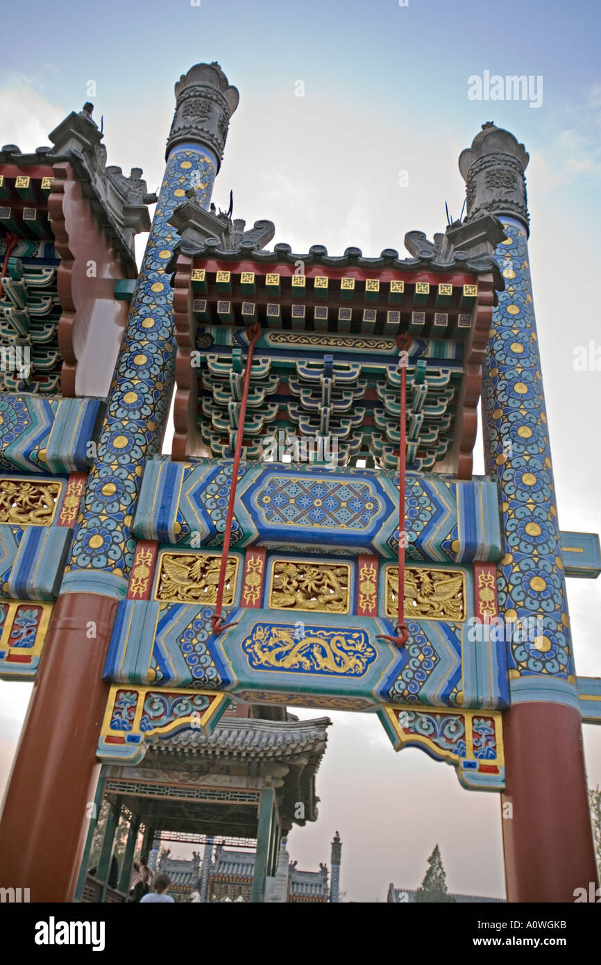 Chine Pékin Palais d'été de sculptures peintes de couleurs vives 9 Minzu Yuan y compris deux dragons jouant avec une perle ornent les portes Banque D'Images