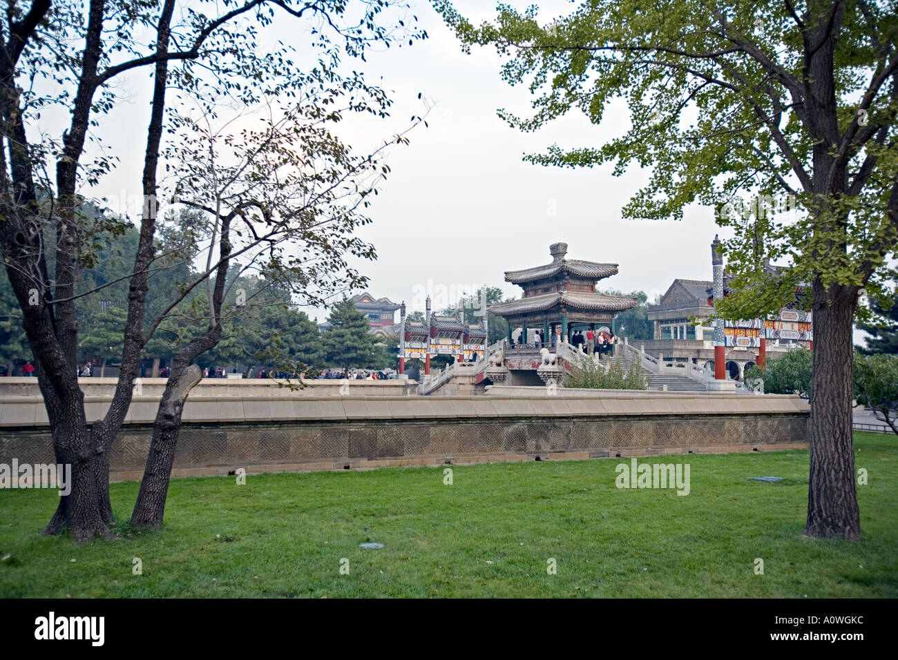 Chine Pékin Palais d'été Le 9 Minzu Yuan parc au bord du lac attire de nombreux touristes et visiteurs locaux Banque D'Images