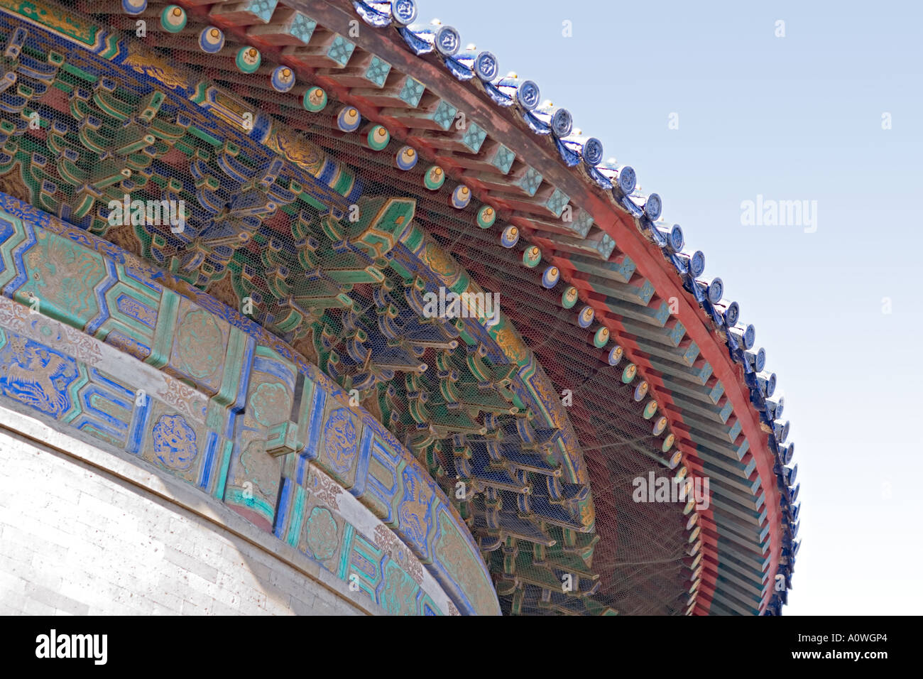 Chine Pékin Le Temple du Ciel, voûte céleste impériale avec détail des sculptures et peintures à la décoration colorée. Banque D'Images