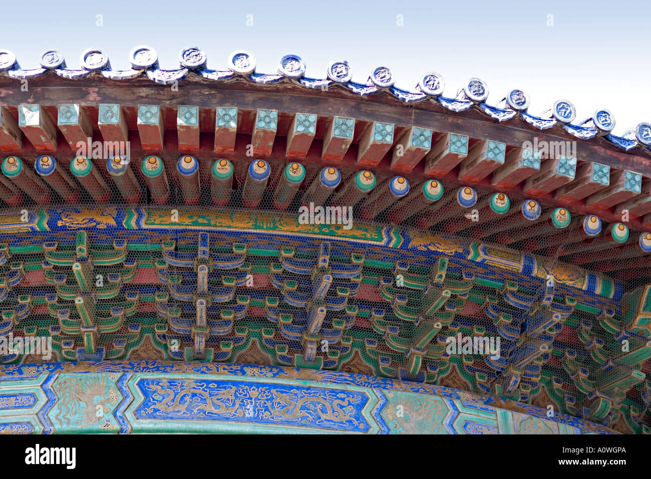 Chine Pékin Le Temple du Ciel détail de peintures et de sculptures colorées sous les gouttières de la ligne du toit Banque D'Images