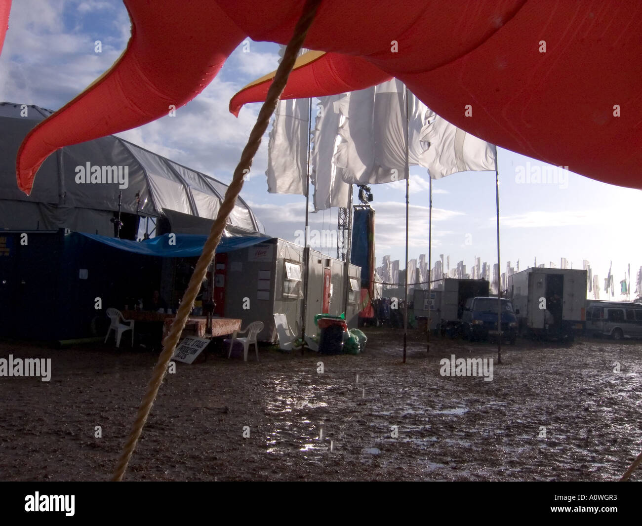 La boue à Glastonbury Festival 2004, vu de l'intérieur d'un chapiteau Banque D'Images