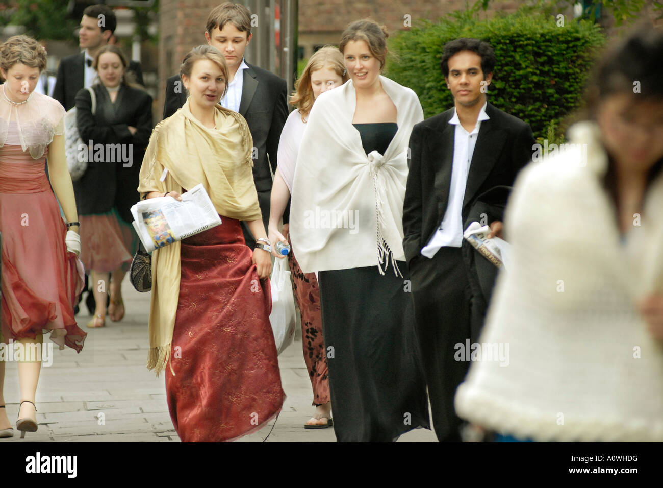 Les étudiants de Cambridge de retour à la maison tôt le matin après le Trinity College peut Ball Banque D'Images