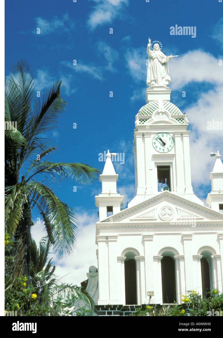 Église coloniale catholique blanc à cotacachi équateur avec statue du Christ en haut Banque D'Images