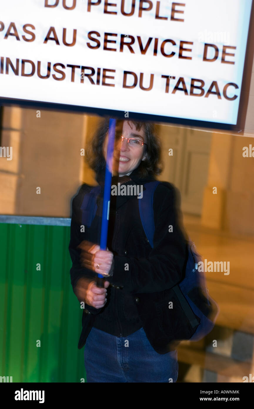 Paris France, démonstration Woman Holding protester Signe, contre "l'industrie du tabac" Banque D'Images