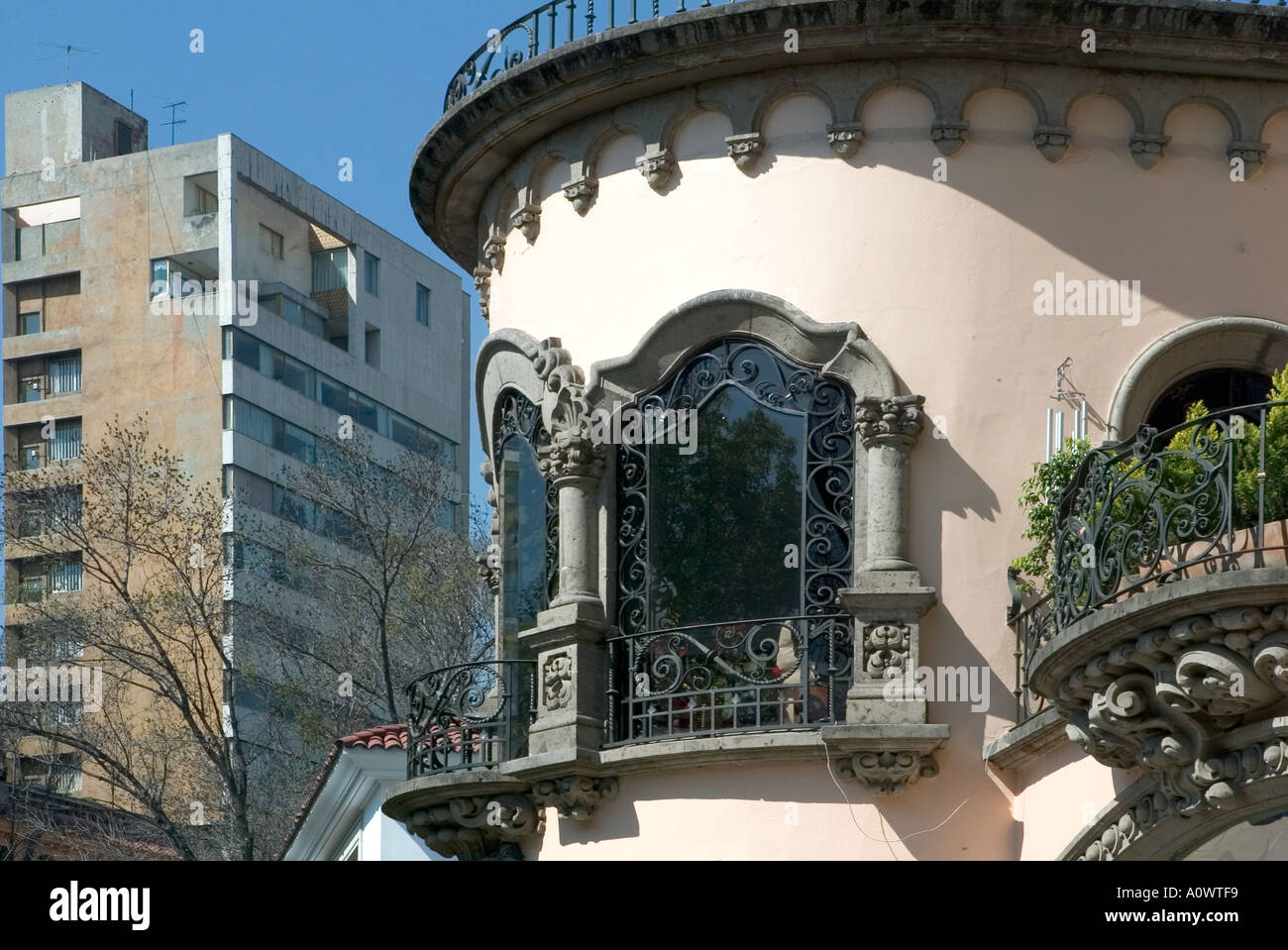 Déco orné édifice gothique de la ville de Mexico avec tour moderne derrière Banque D'Images