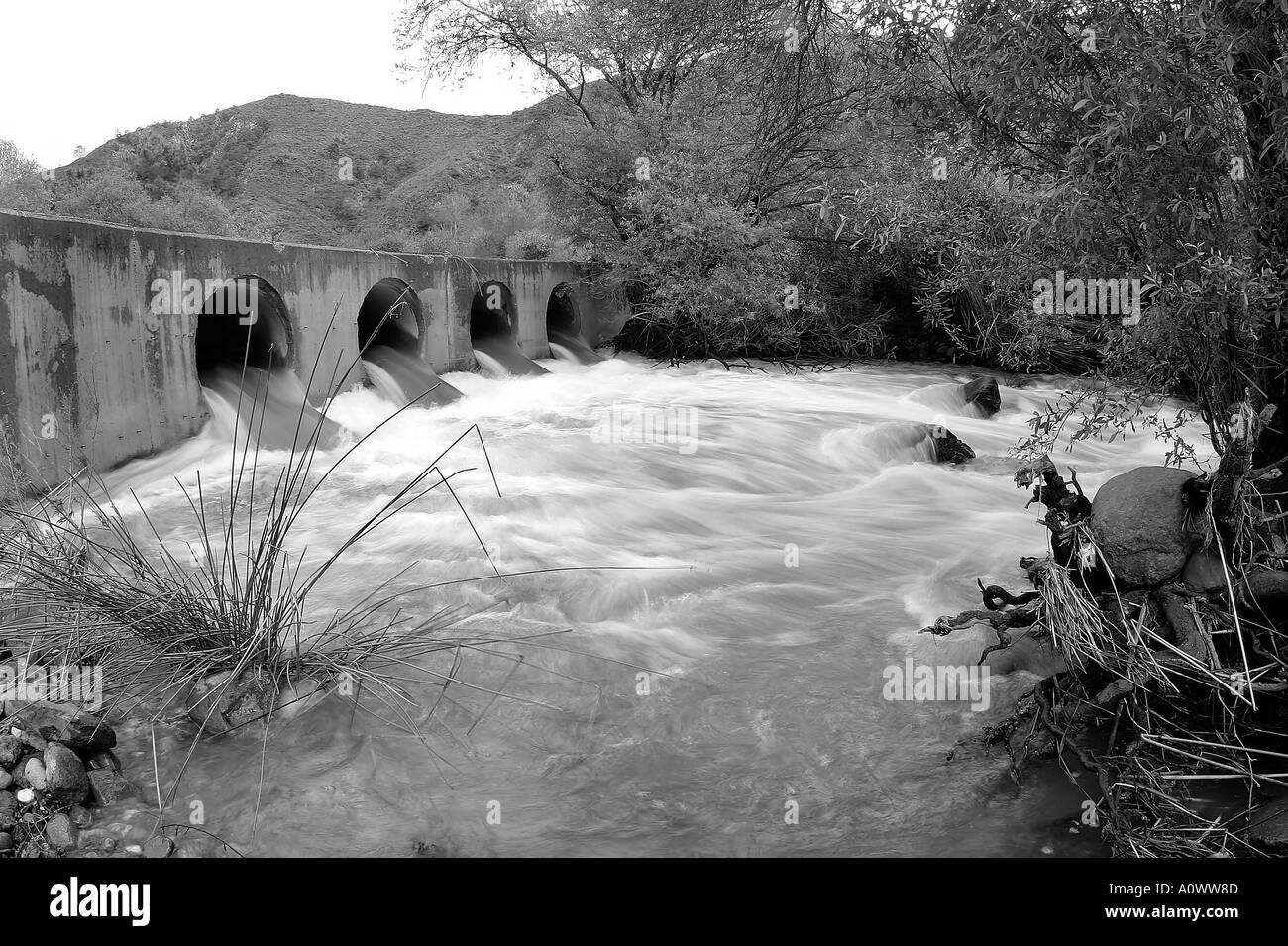 Image en noir et blanc de pont et rivière après la tempête Banque D'Images