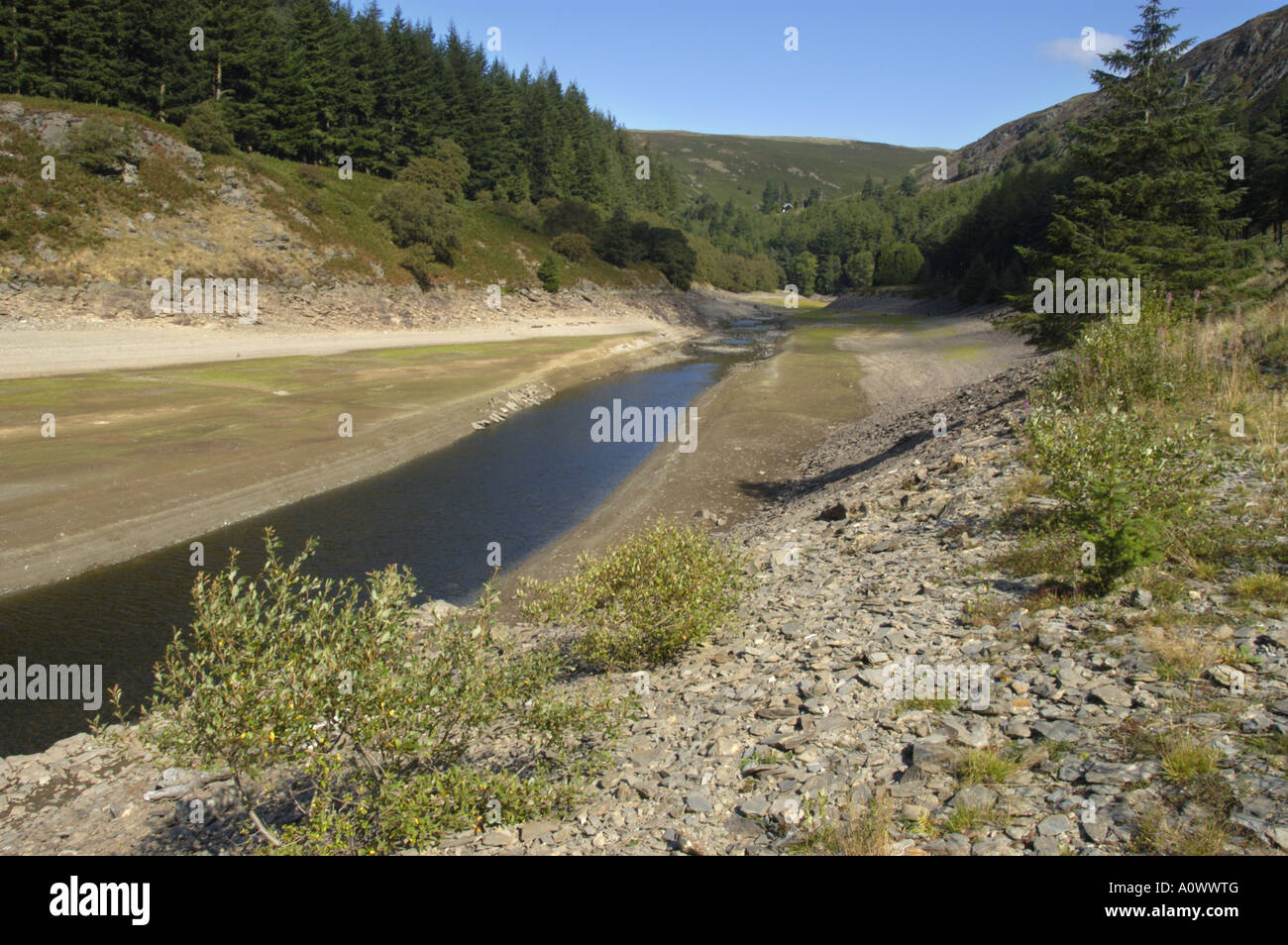 L'eau extrêmement bas du réservoir de Garreg ddu Birmingham qui tire son eau potable dans la vallée de l'Elan Mid Wales UK Banque D'Images