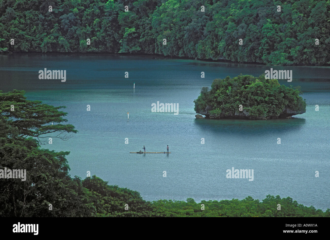 Palau Micronésie pêcheurs sur radeau en bambou et Rock Island dans la baie de Iwayama Koror Banque D'Images