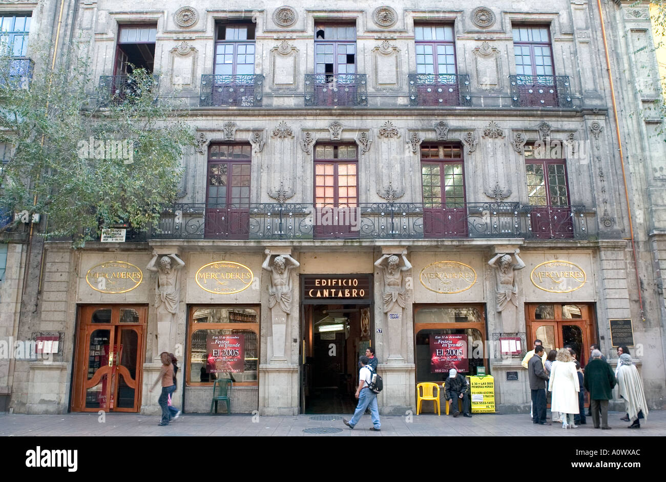 Avant boutique inspiration Art déco dans la ville de Mexico avec de nouvelles ci-dessous et au-dessus de vieux Banque D'Images