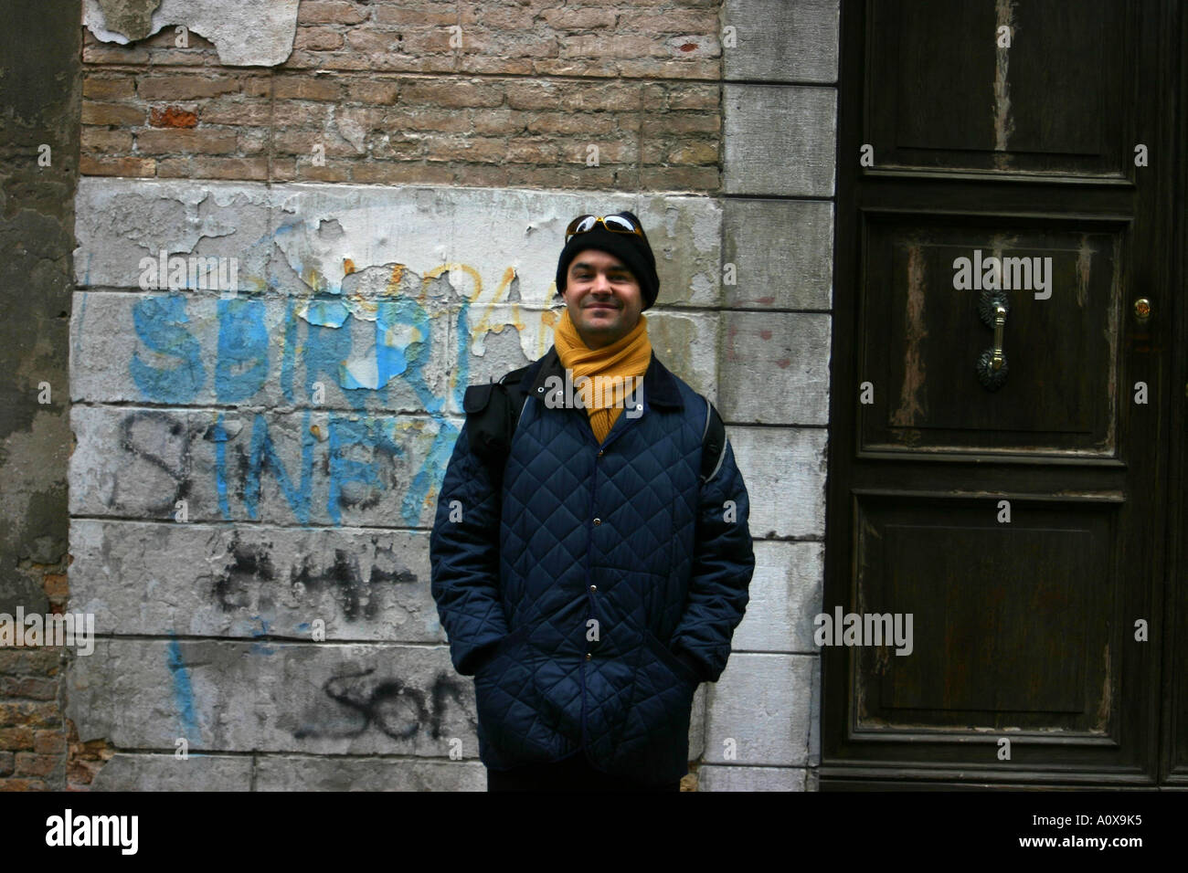 L'homme d'origine italienne, debout devant un mur de graffitis à Venise Italie Banque D'Images
