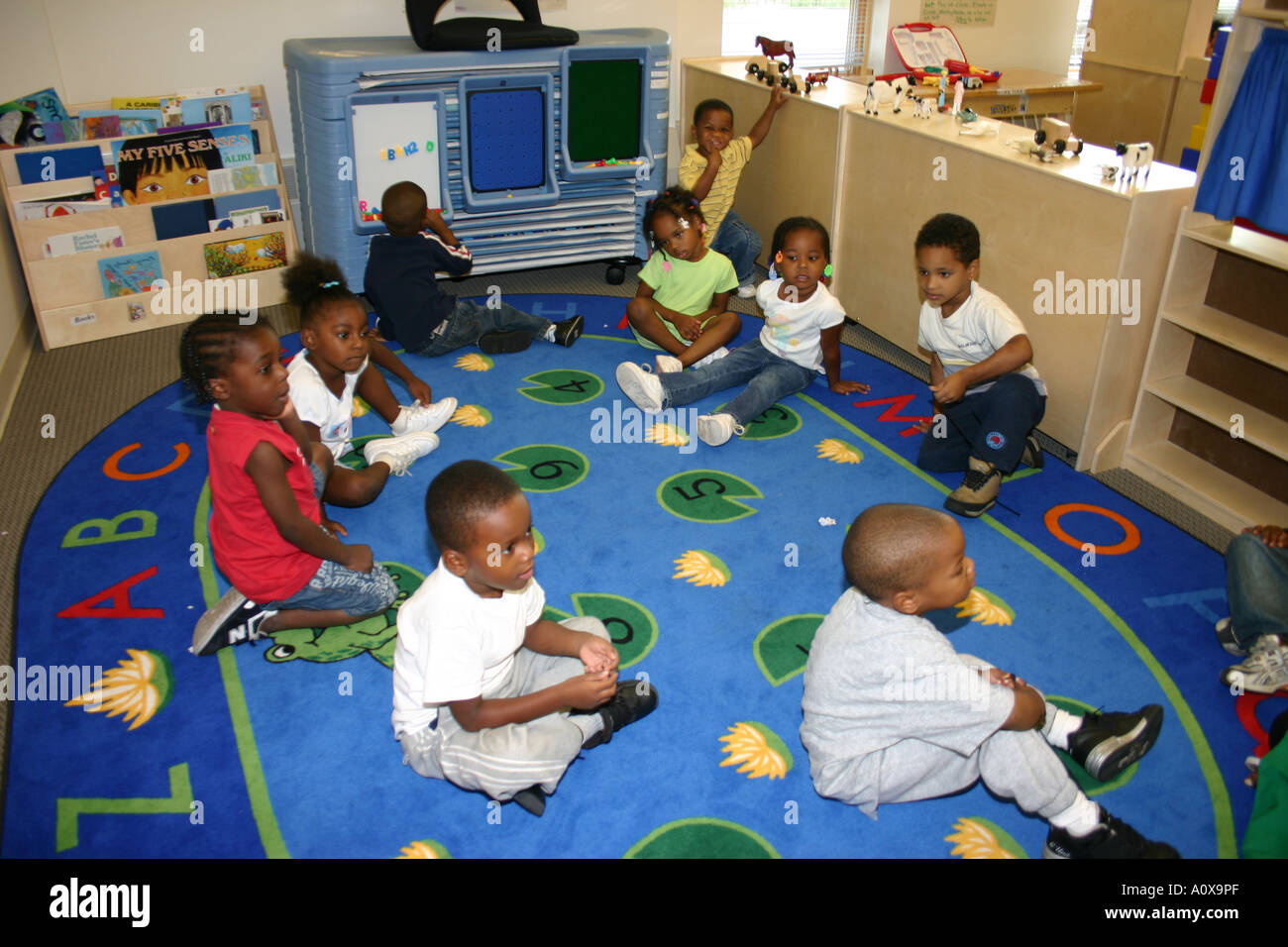 Les enfants afro-américains dans une salle de classe dans la maternelle préscolaire Chicago IL Banque D'Images