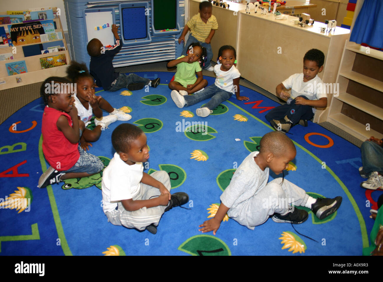 Les enfants afro-américains dans une salle de classe dans la maternelle préscolaire Chicago IL Banque D'Images
