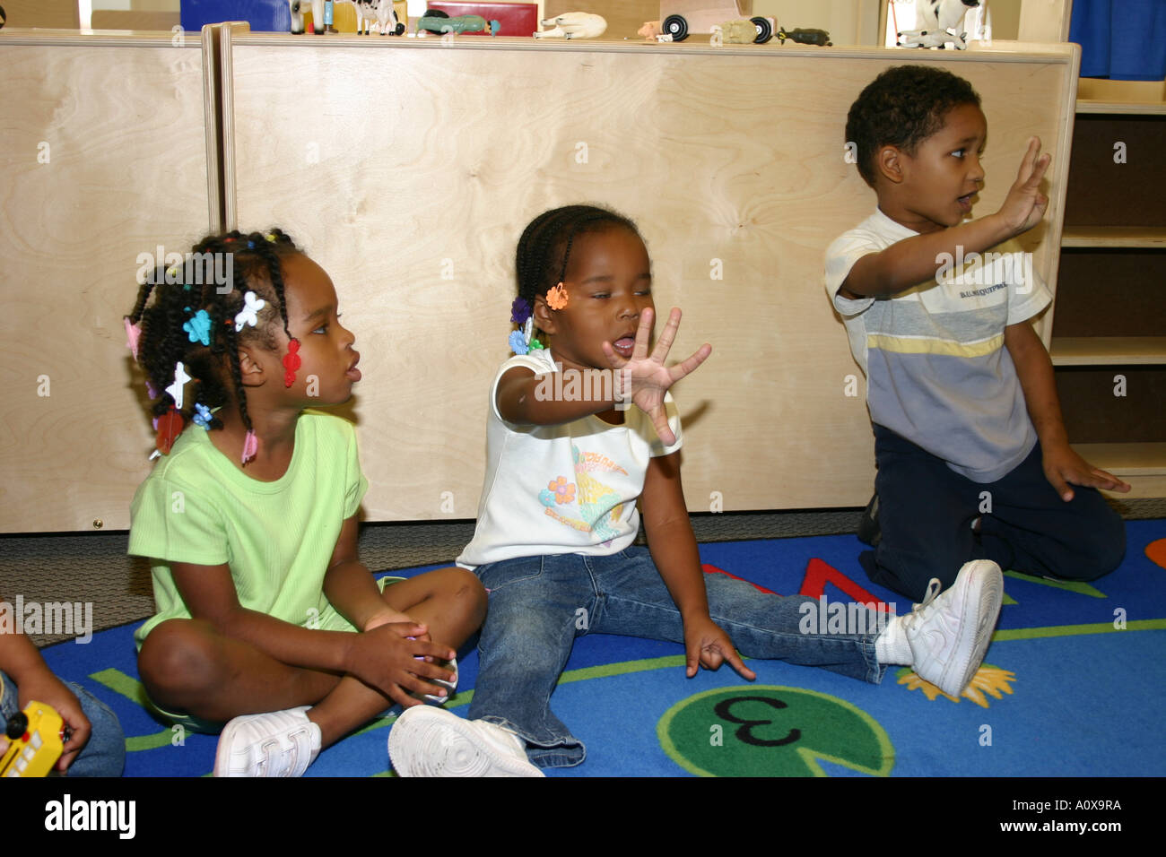 Les enfants afro-américains dans une salle de classe dans la maternelle préscolaire Chicago IL Banque D'Images