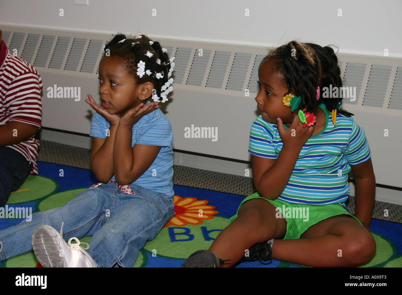 Les enfants afro-américains dans une salle de classe dans la maternelle préscolaire Chicago IL Banque D'Images