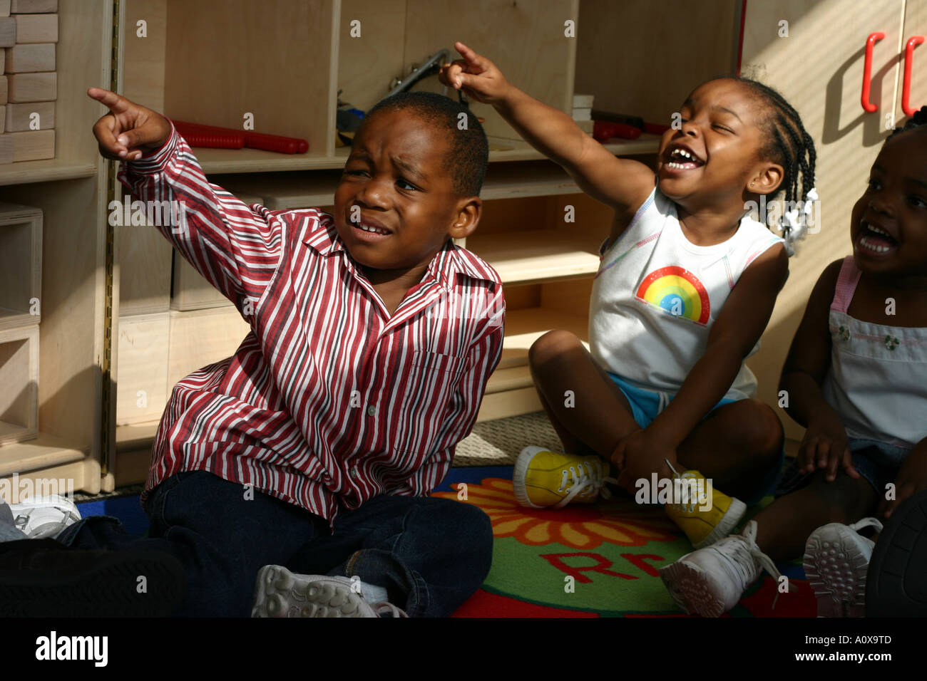 Les enfants afro-américains dans une salle de classe dans la maternelle préscolaire Chicago IL Banque D'Images