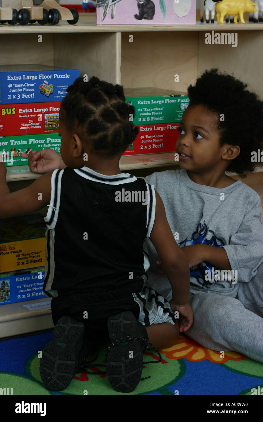 Les enfants afro-américains dans une salle de classe dans la maternelle préscolaire Chicago IL Banque D'Images