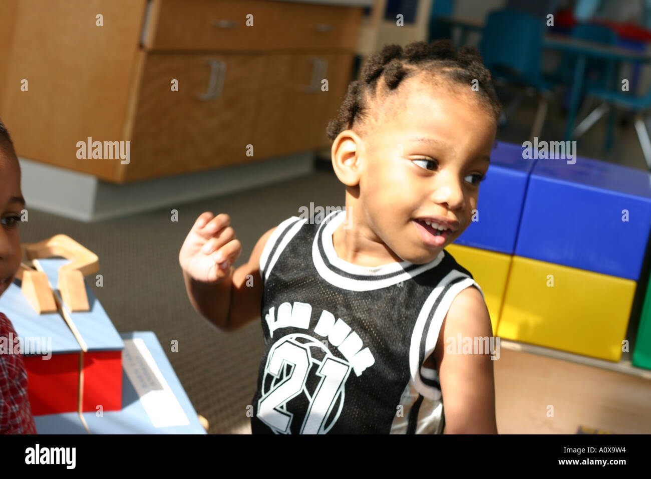Les enfants afro-américains dans une salle de classe dans la maternelle préscolaire Chicago IL Banque D'Images