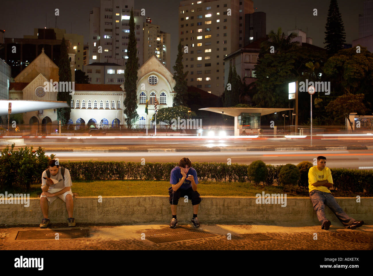 Les jeunes gens assis en face de l'hôpital Santa Catarina à l'Avenida Paulista, Sao Paulo, Brésil Banque D'Images