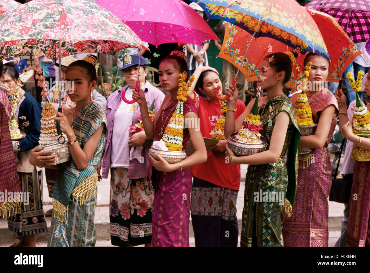 Les jeunes femmes en costumes Nouvel An Lao Luang Prabang Laos Indochine  Asie Asie du sud-est Photo Stock - Alamy