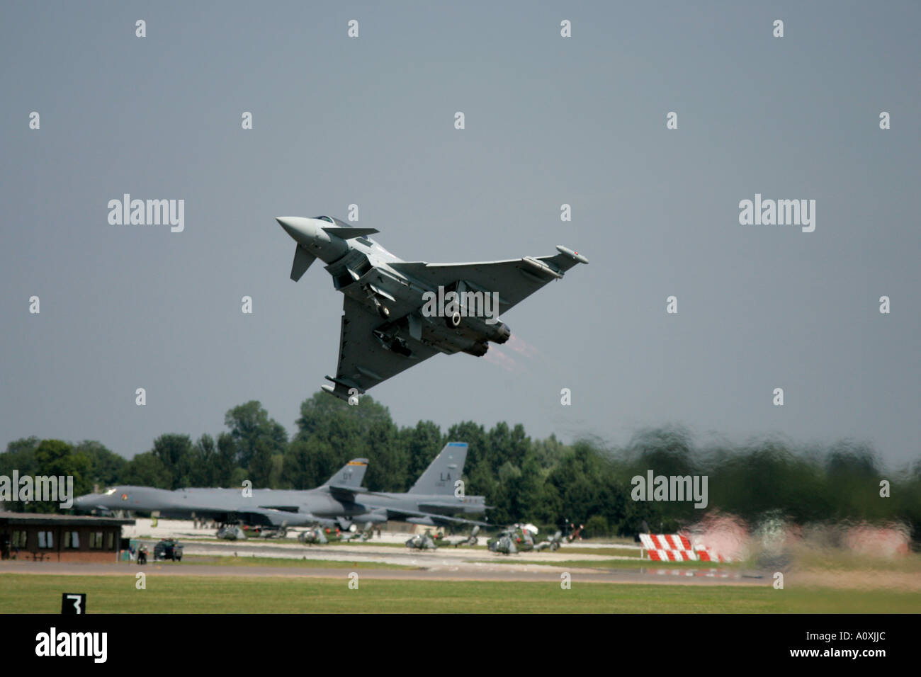 Eurofighter Typhoon de la RAF T1 vole bas sur afterburner avec lavage RIAT 2005 RAF Fairford Gloucestershire England UK Banque D'Images