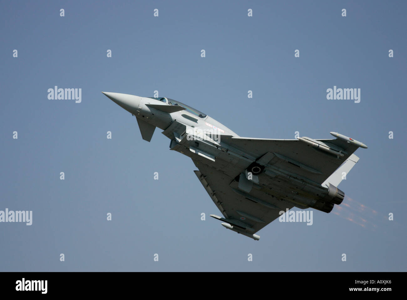 Eurofighter Typhoon de la RAF T1 vole bas sur afterburner RIAT 2005 RAF Fairford Gloucestershire England UK Banque D'Images