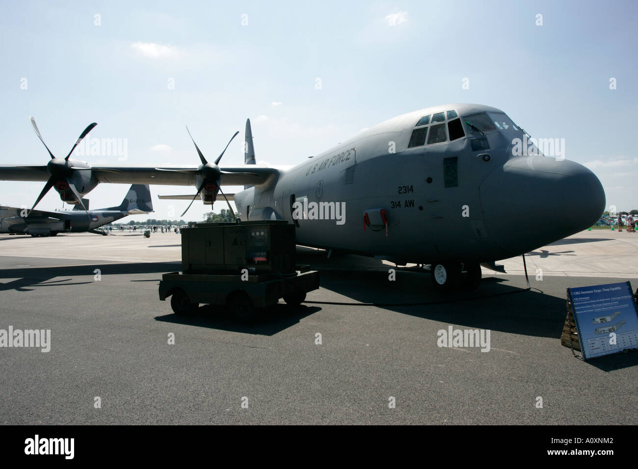 Avant de United States Air Force CC AETC 130J Hercules et générateur mobile RIAT 2005 RAF Fairford Banque D'Images