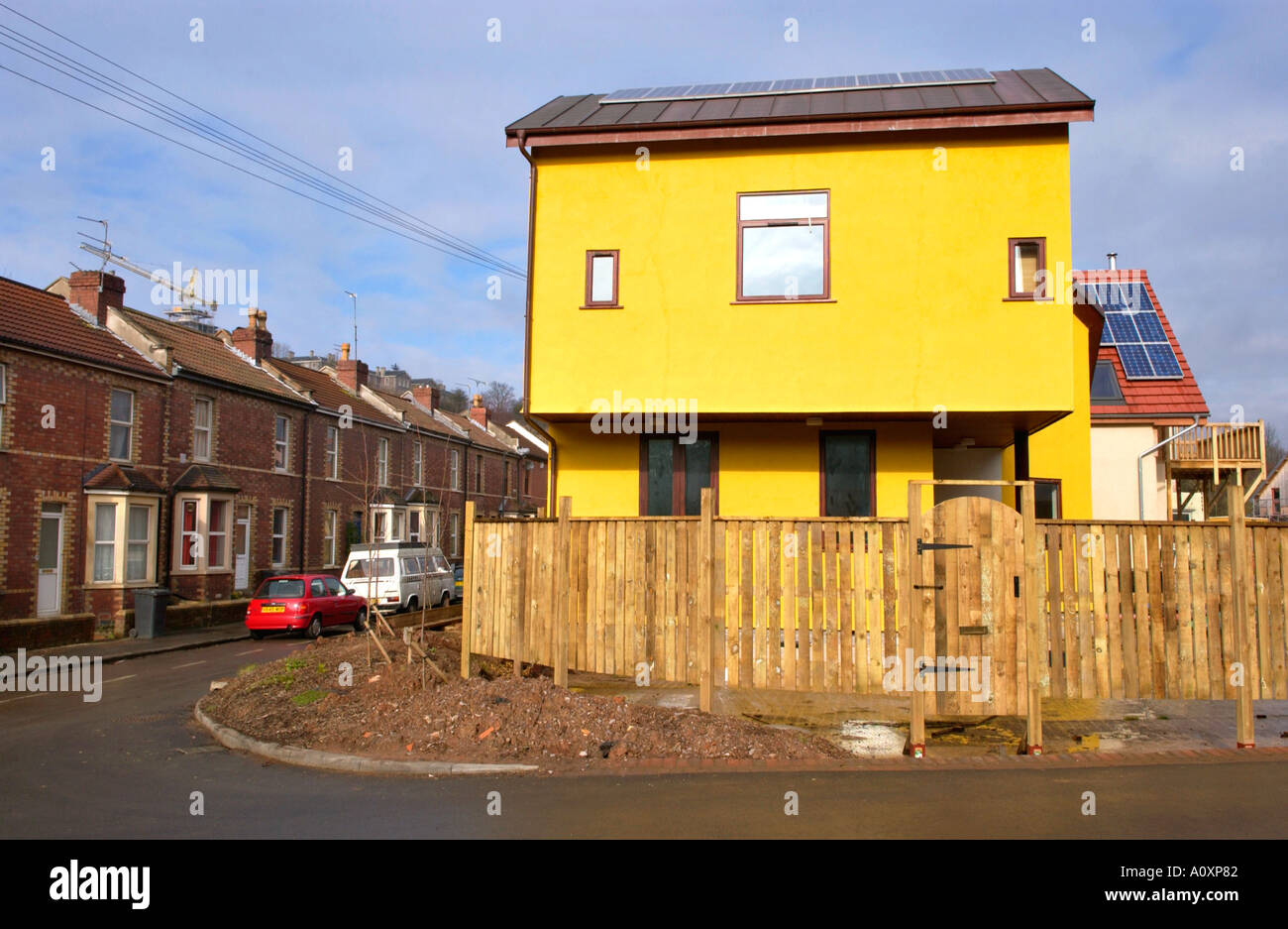 Construire des maisons Auto ECO en construction à l'Ashley site de Vale à Bristol juxtaposés contre logement Angleterre victorienne avec terrasse Banque D'Images