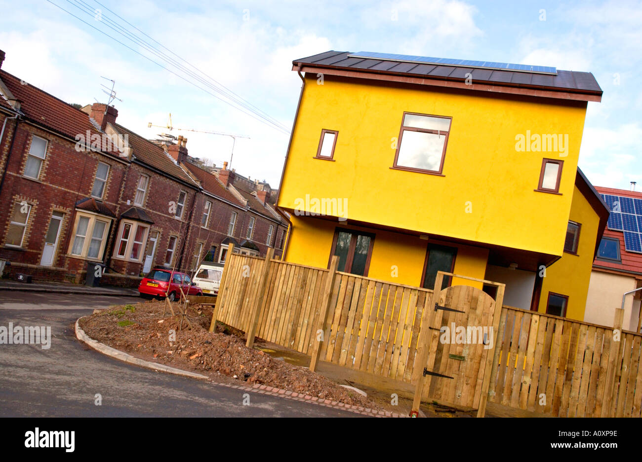 Construire des maisons Auto ECO en construction à l'Ashley site de Vale à Bristol juxtaposés contre logement Angleterre victorienne avec terrasse Banque D'Images