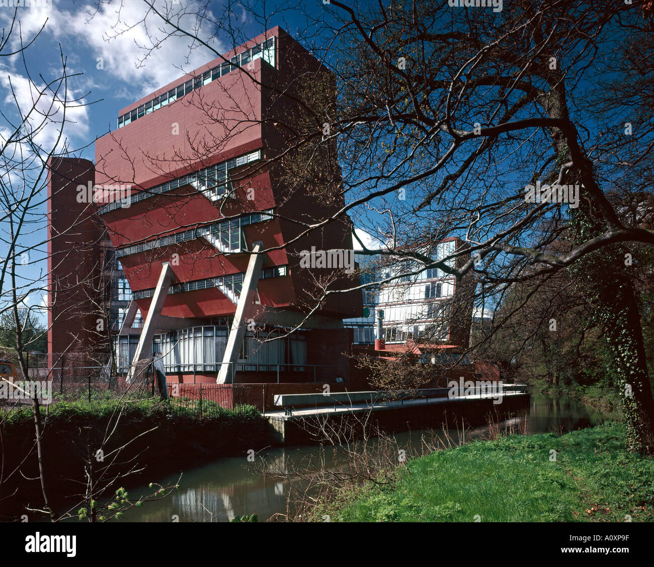 Bâtiment Florey, Queen's College, Oxford University, 1966-1971. Les banques de la rivière de l'extérieur. Architecte : James Stirling Banque D'Images