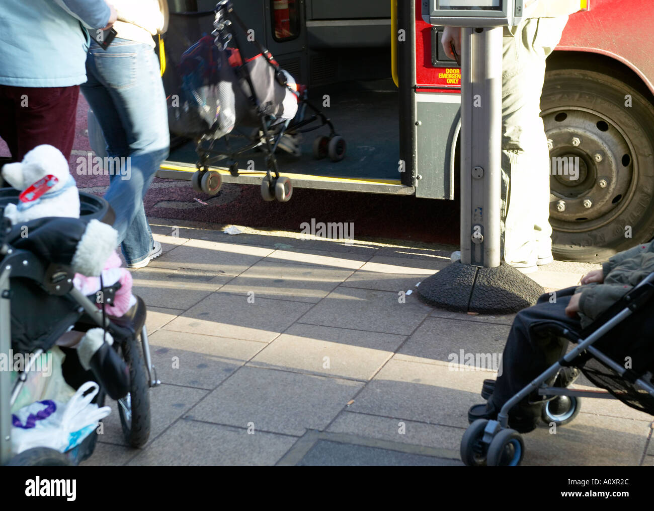 La vie urbaine, des poussettes de bébé de faible niveau d'embarquement en bus. Banque D'Images