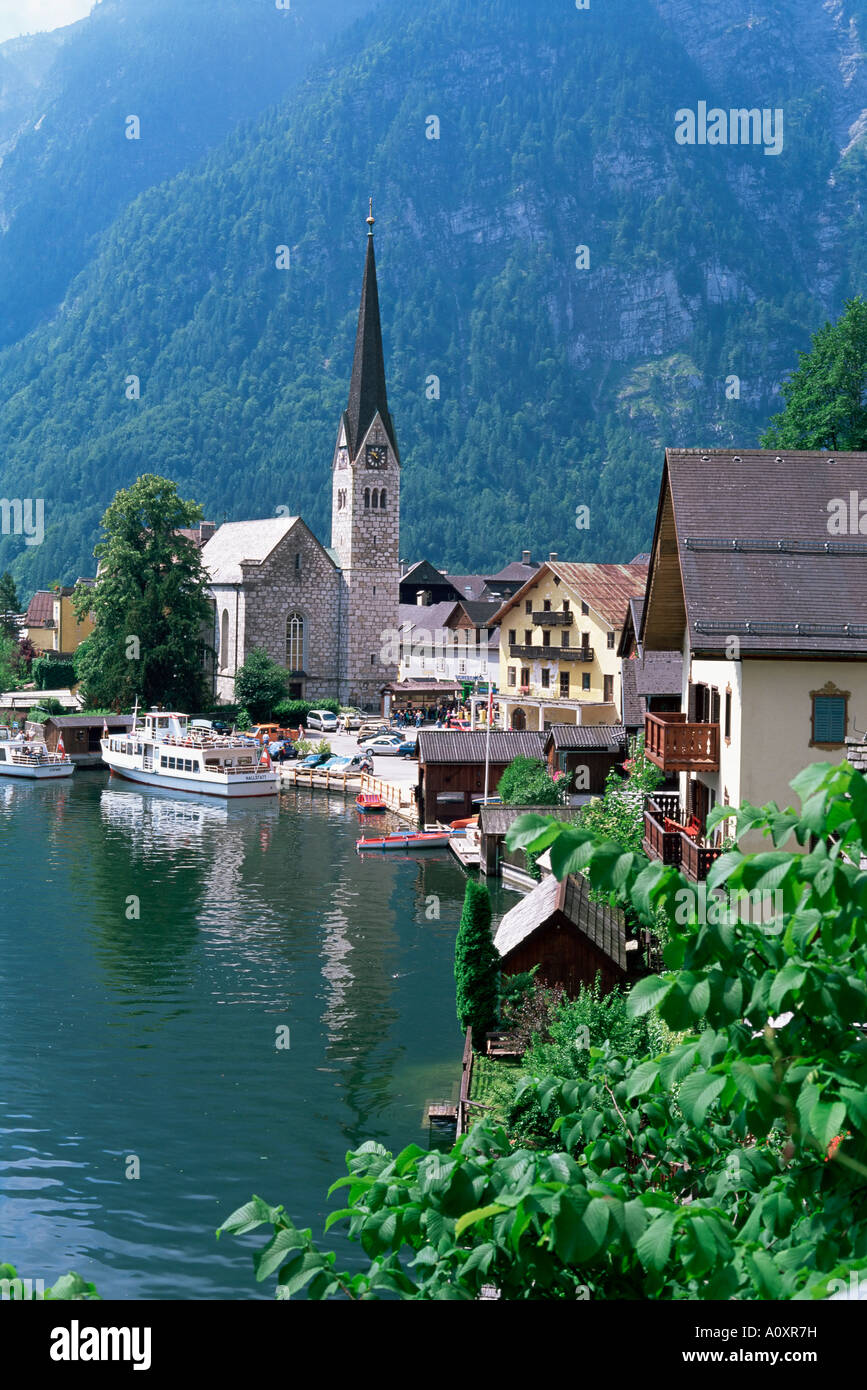 Village et le lac de Hallstatt lacs autrichiens Autriche Europe Banque D'Images