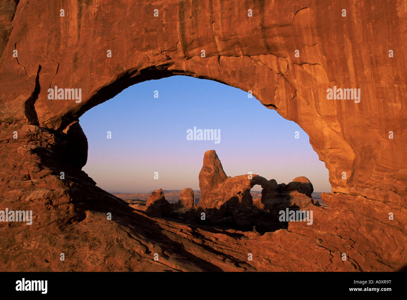 Tourelle du lever Arch vu à travers la fenêtre du Arches National Park Utah United States of America North America Banque D'Images