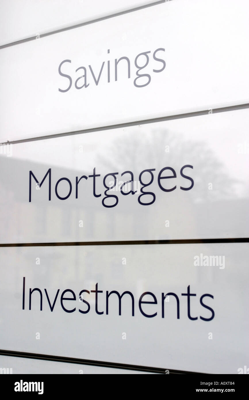 Signe de la banque dans la fenêtre d'économies et Placements Prêts hypothécaires Banque D'Images
