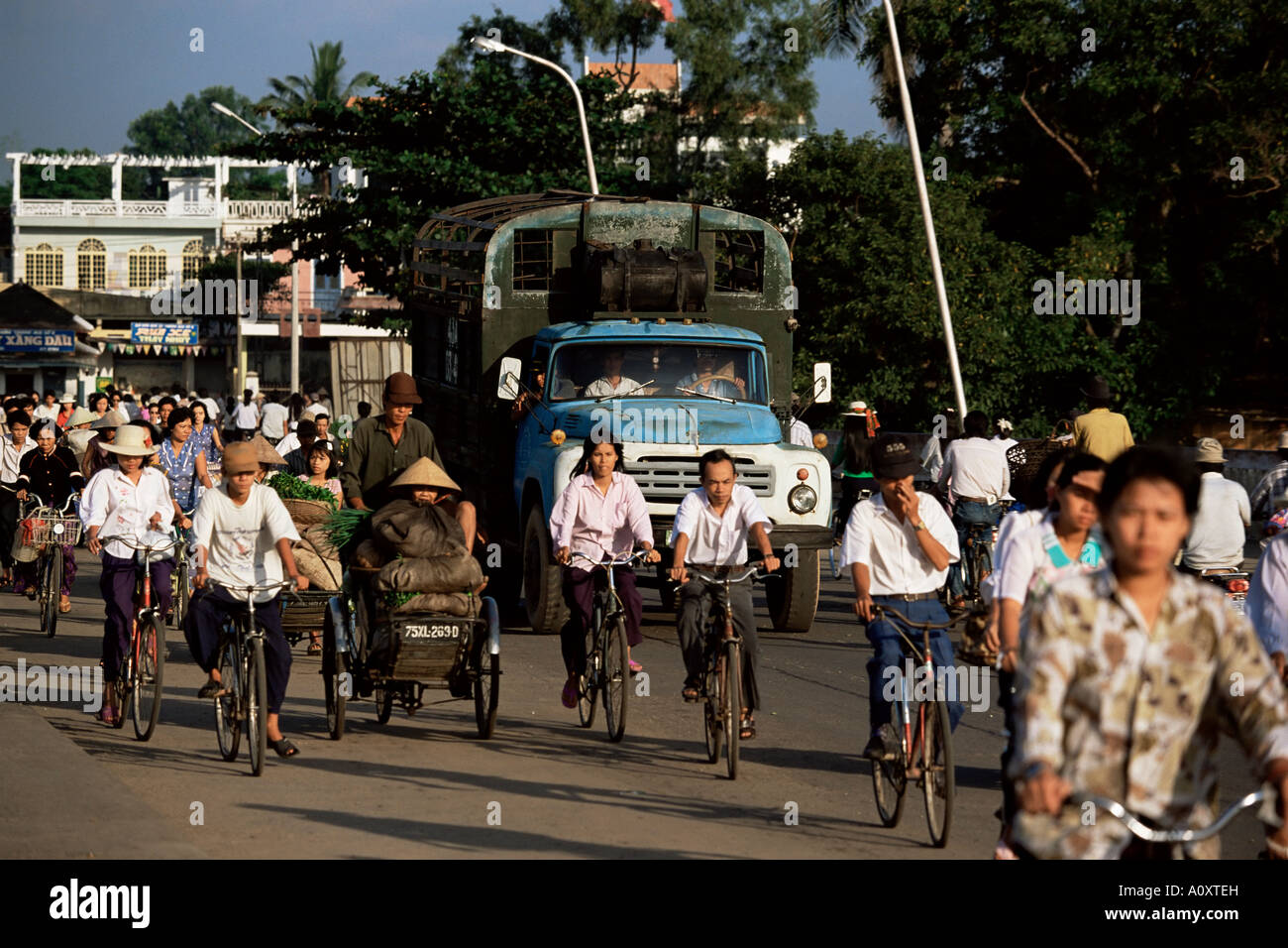 Chariot en heure de pointe sur le pont Phu Xuan Hue dans le centre du Vietnam Vietnam Indochine Asie Asie du sud-est Banque D'Images