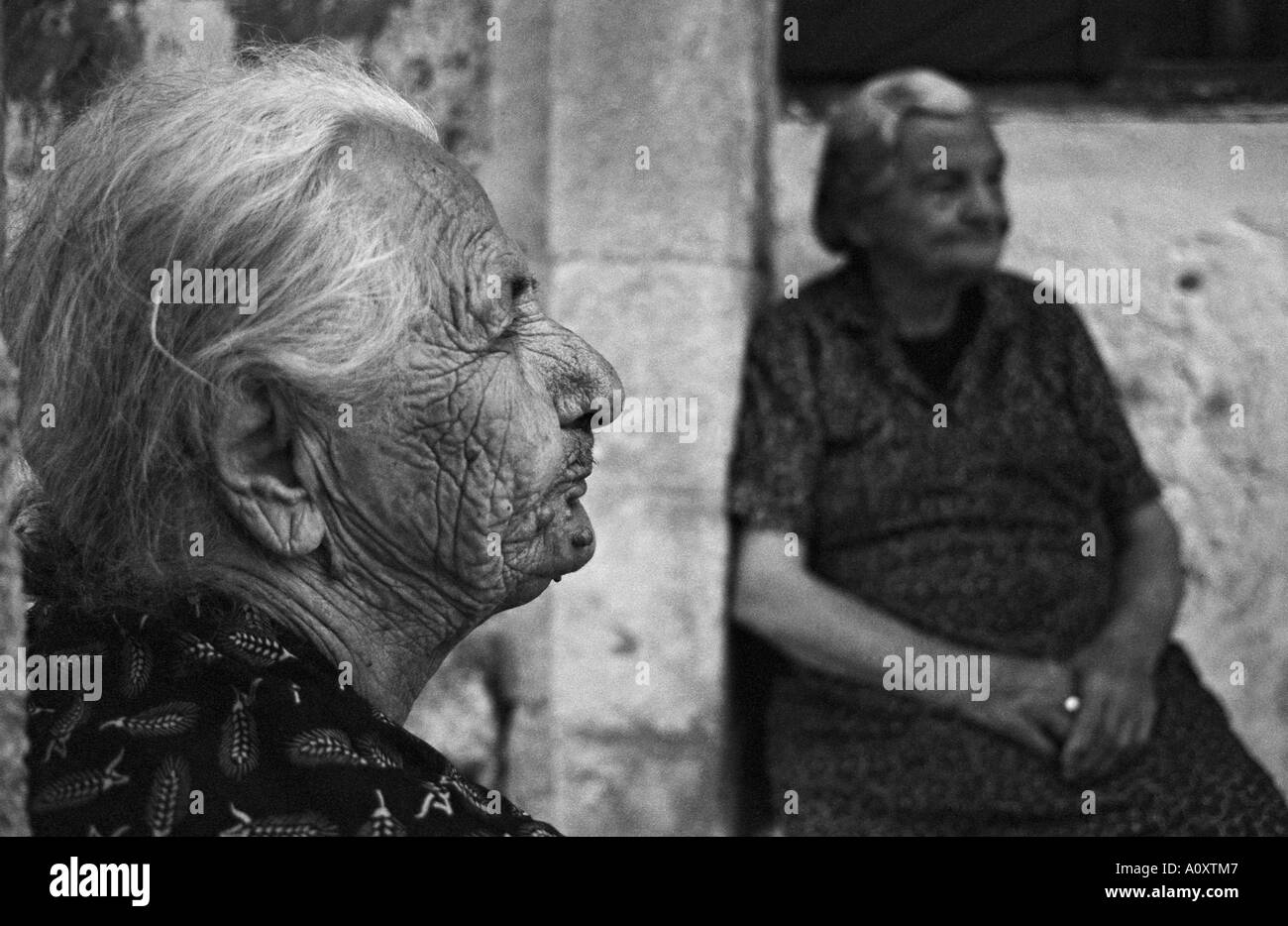 L'île de Rhodes Grèce voisines à l'extérieur de leur maison dans la ville de Rhodes Banque D'Images