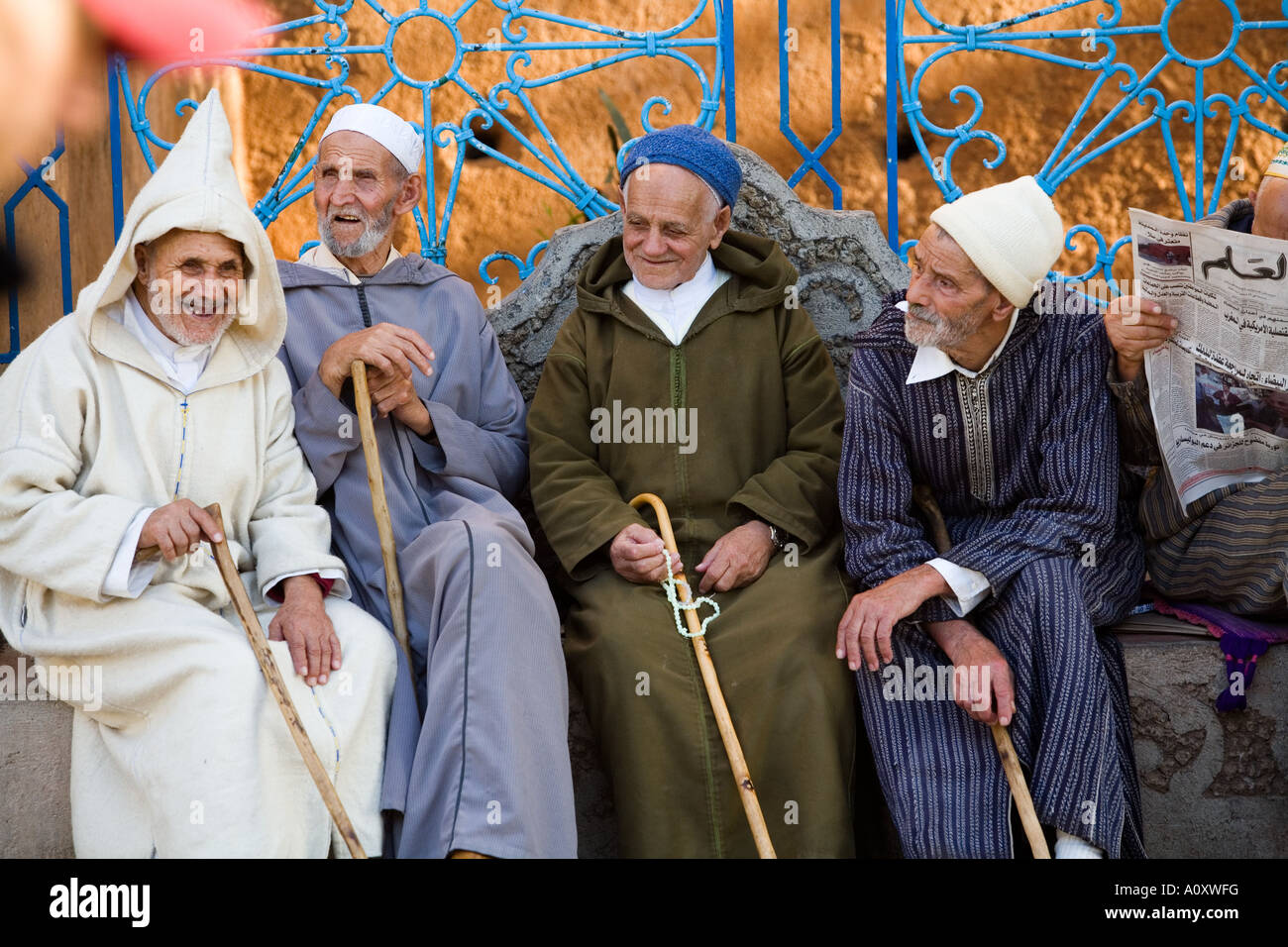 Les hommes âgés assis sur la place uta el Hammam, dans la région des montagnes du Rif Chefchaouen Maroc Banque D'Images