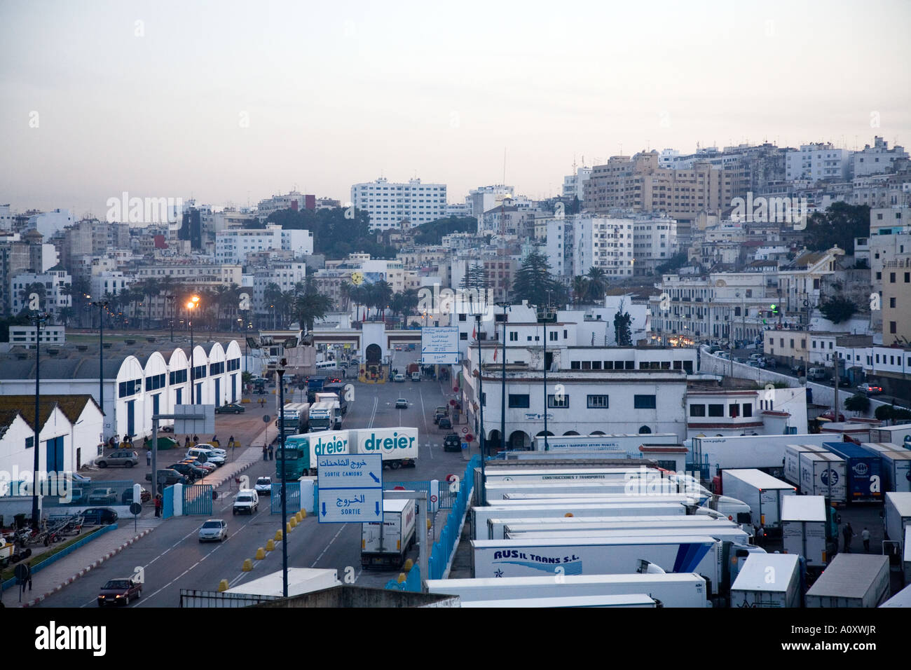 Vue sur Tanger et l'entrée du port Tanger Maroc Banque D'Images