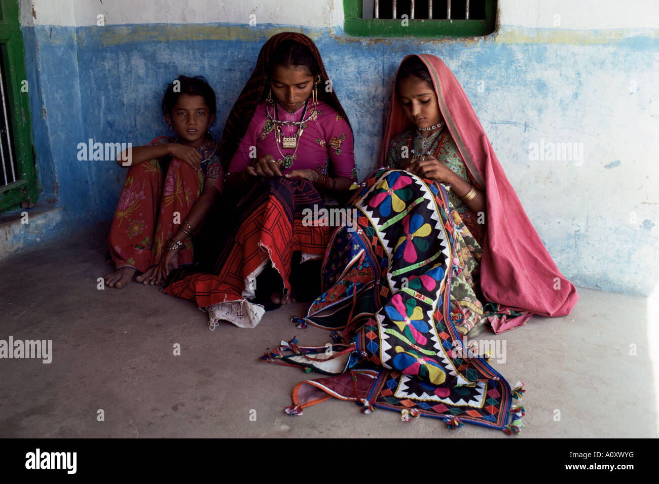 L'artisanat tribal de la broderie et de l'état du Gujarat district Kutch appliques Asie Inde Banque D'Images