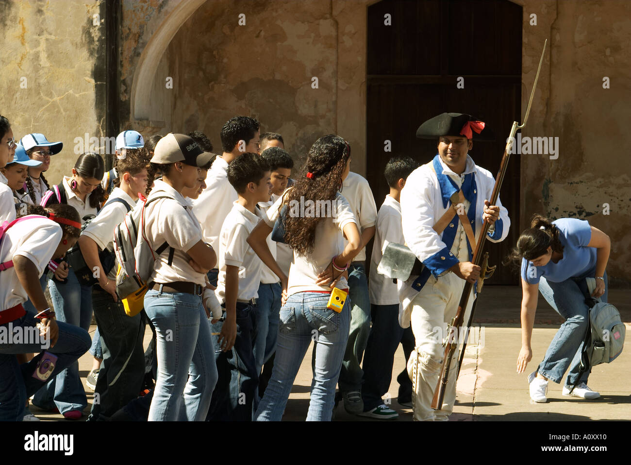 PUERTO RICO San Juan sortie scolaire à Fort San Cristobal Old San Juan l'homme en costume d'rifle Banque D'Images
