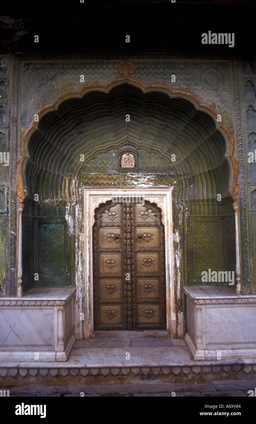 Portes dans le City Palace de Jaipur, également connu sous le nom de Hawa Mahal dans le Rajasthan en Inde Banque D'Images