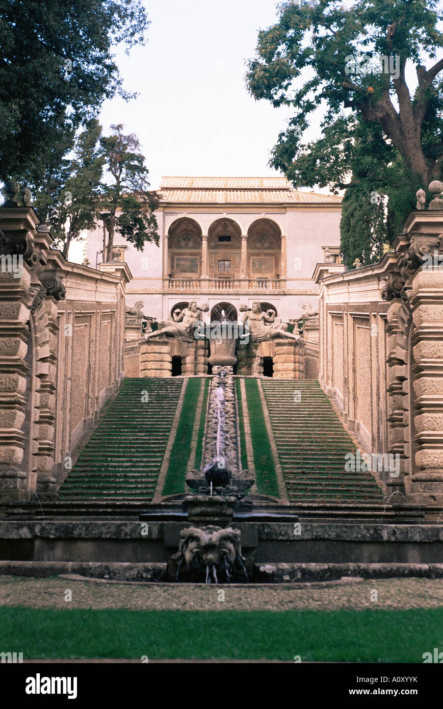Une cascade dans les jardins du Palais Farnese Montefiascone Lazio Italie Banque D'Images