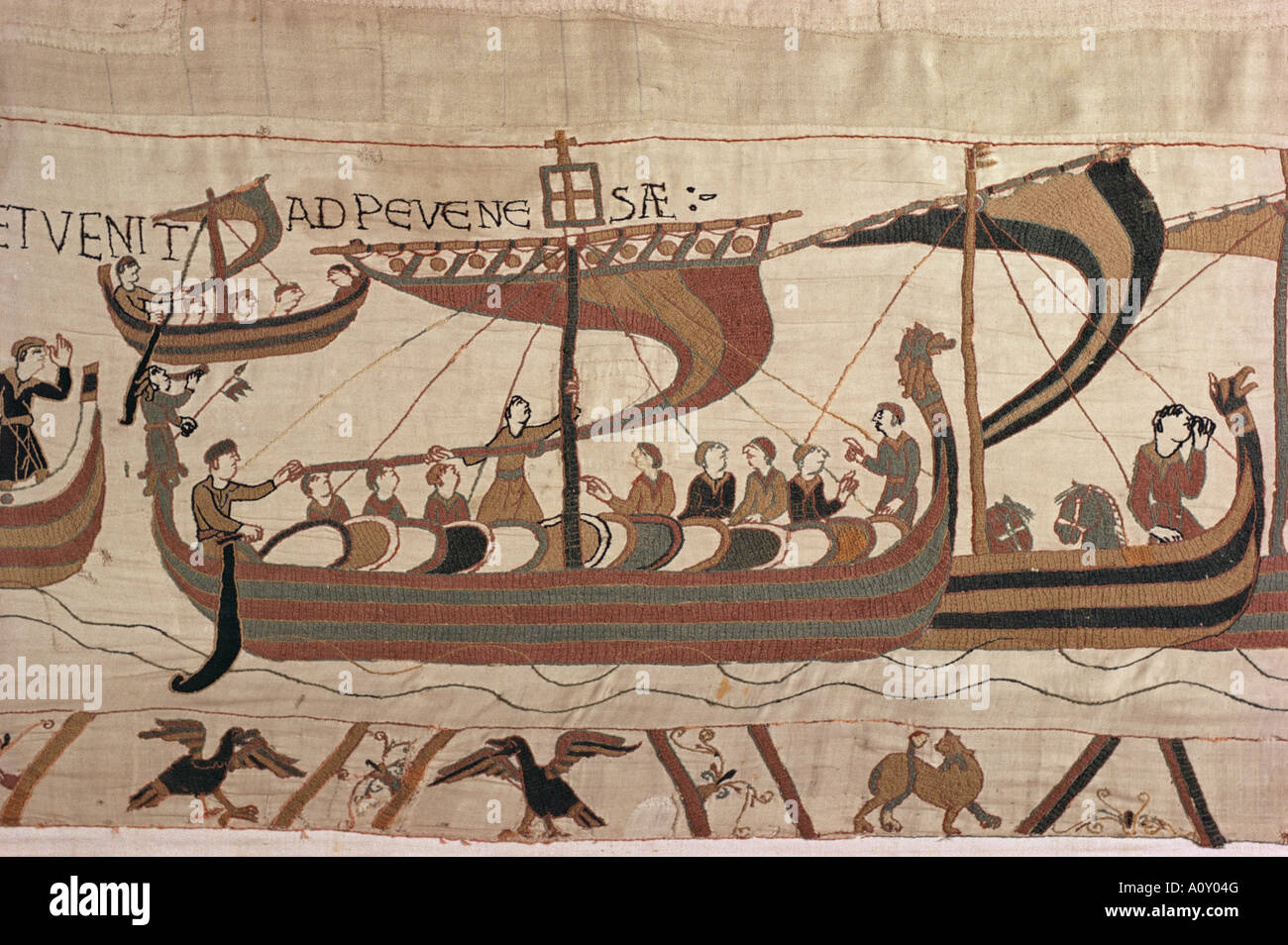 Flotte d'invasion William steers navire avec fanal sur le mât et stern Tapisserie de Bayeux Normandie France Europe Banque D'Images