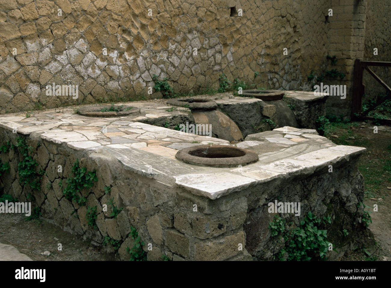 Boutique typique avec de grandes cuves de stockage Dolia dans lequel l'alimentation pouvait être conservé à température même Herculanum Campanie Italie Europe Banque D'Images