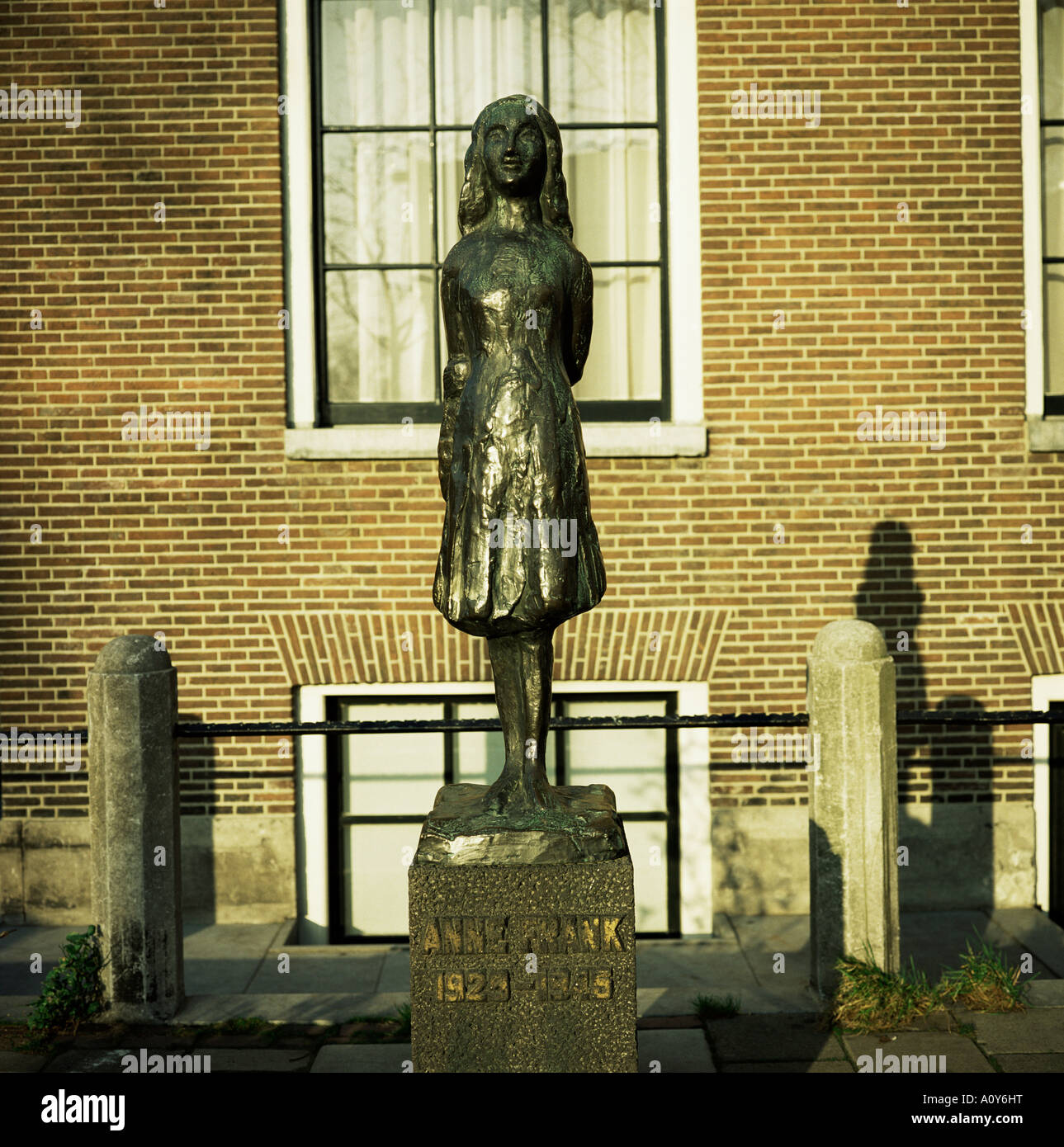 Statue d'Anne Frank la fille juive qui a écrit un journal intime tout en se cachant des Nazis pendant la Seconde Guerre mondiale Amsterdam Pays-Bas Europe Banque D'Images