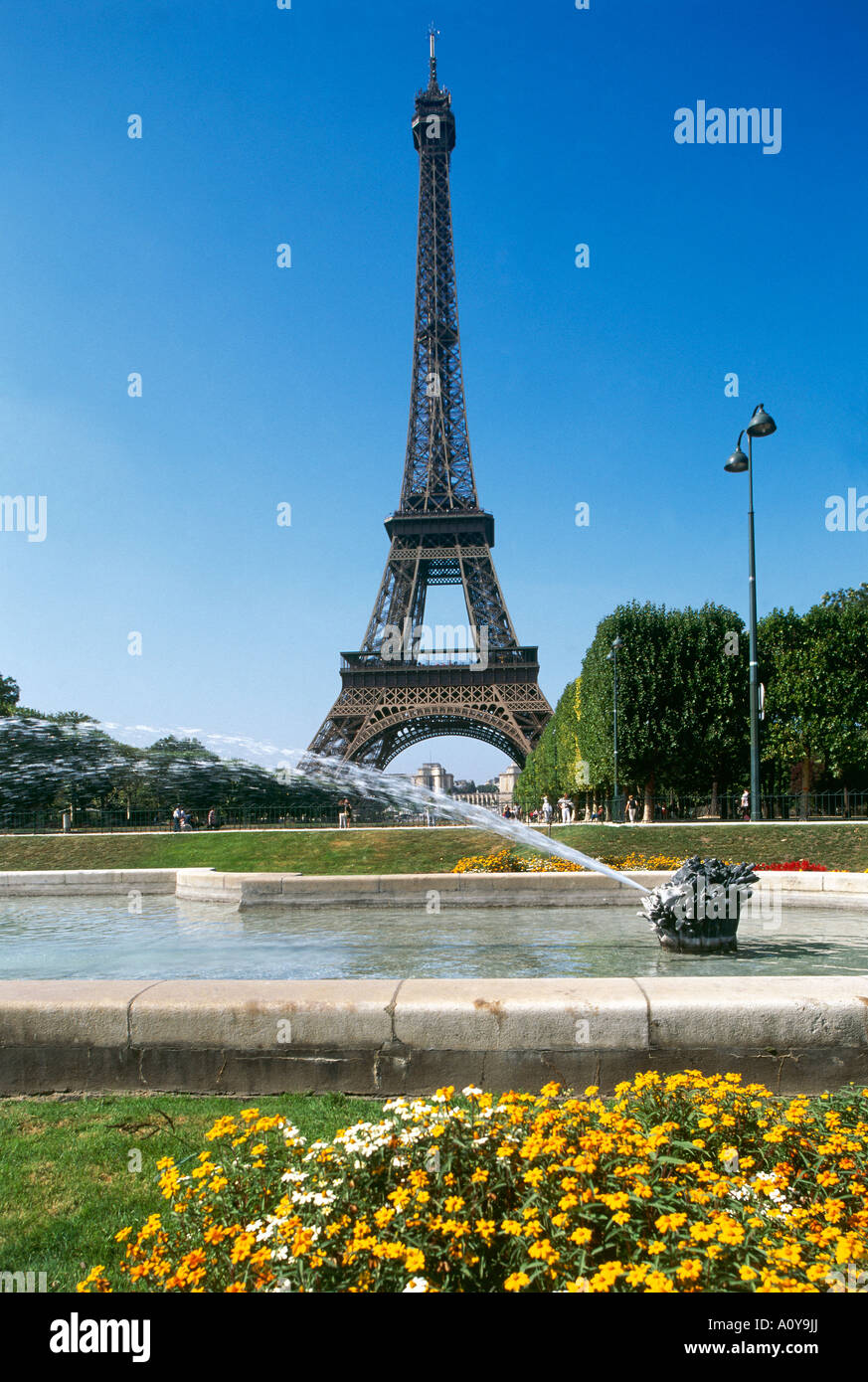 La Tour Eiffel vu derrière une fontaine à Paris Banque D'Images