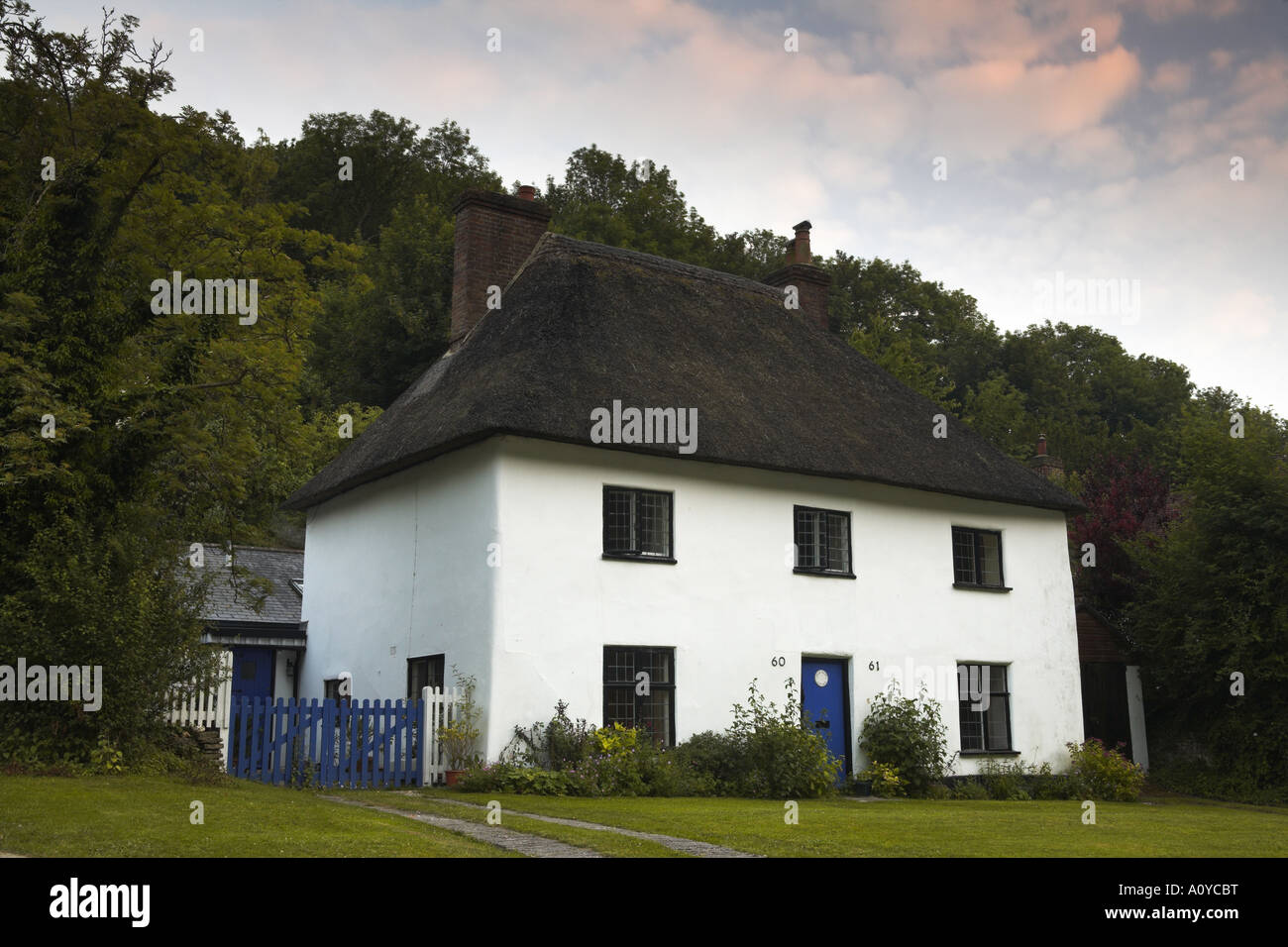 L'un des cottages identiques qui forment ensemble Milton Abbas Banque D'Images