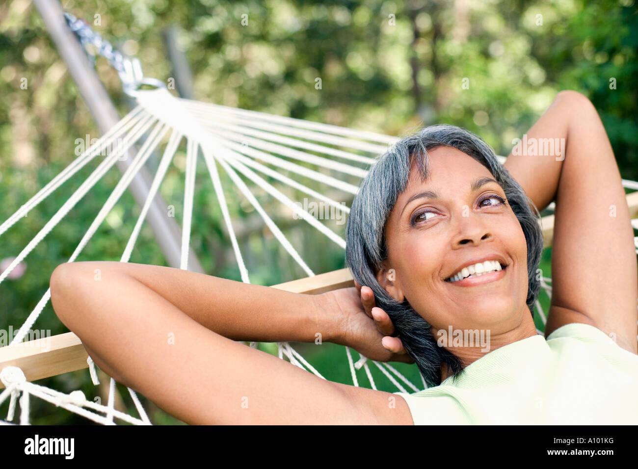 Middle-aged African woman relaxing in a hammock Banque D'Images