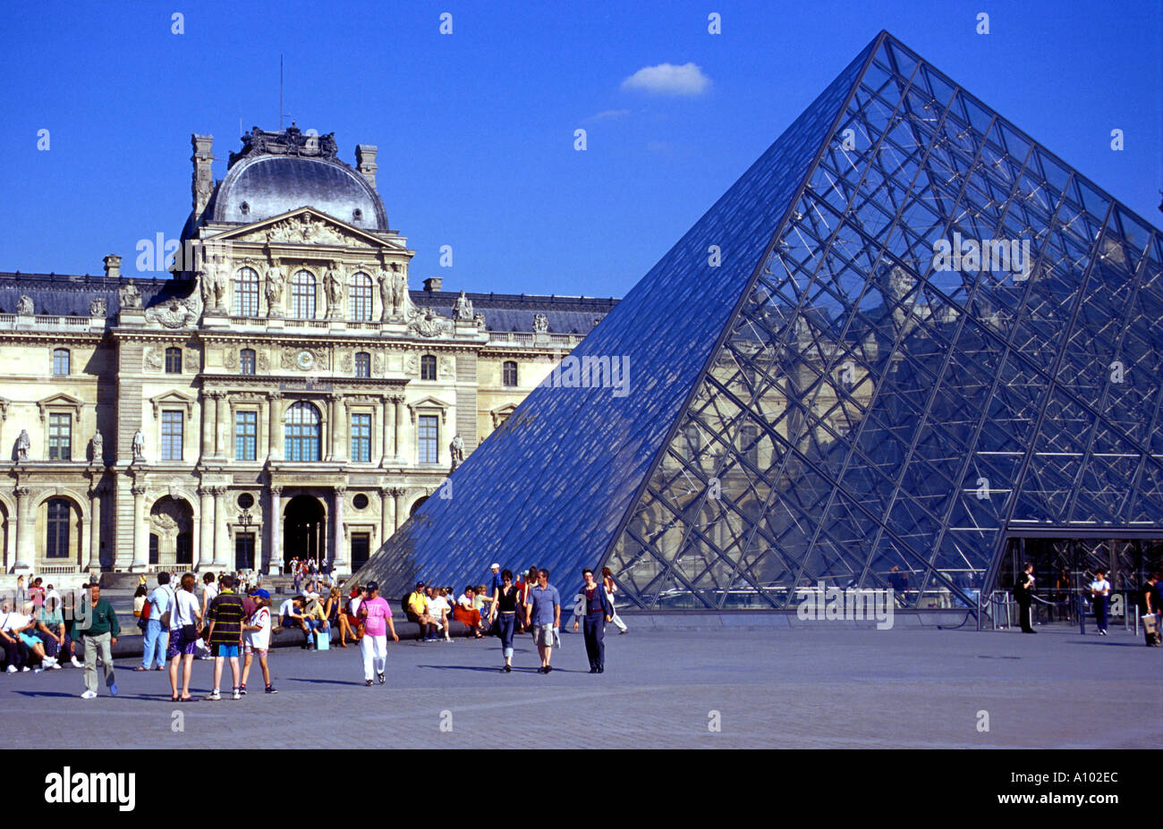 Pyramide de verre du Louvre Paris France Banque D'Images